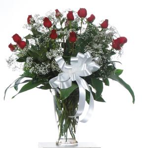 Arrangement de roses et de gypsophiles