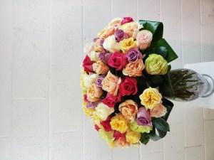 100 ROSES MIXTES DANS UN VASE