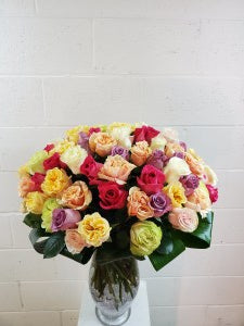 100 MIXED ROSES IN A VASE